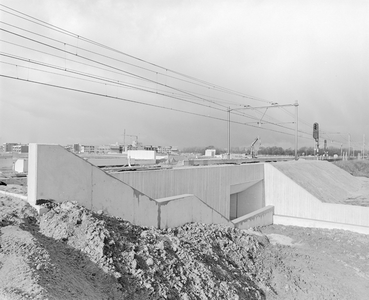 881430 Gezicht op de spoorlijn tussen Utrecht en Houten tijdens de aanleg van de halte Utrecht Lunetten en de fiets- en ...